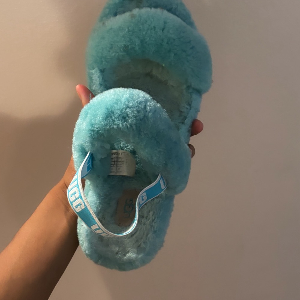 A pretty blue Uggs.
